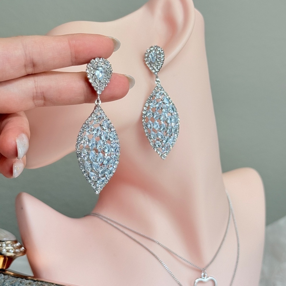 ⚜️ Chic Silver Teardrop Earrings - Picture 6 of 10